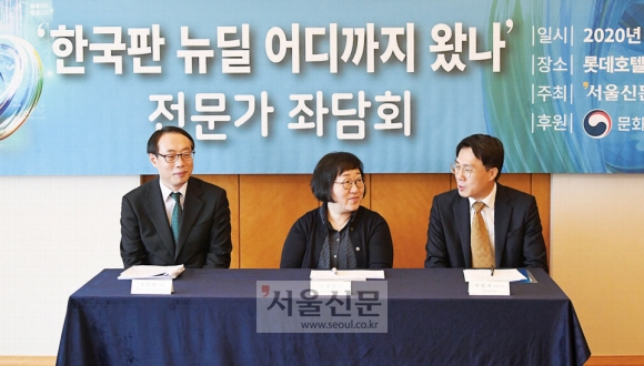 지난 24일 서울 중구 롯데호텔에서 열린 ‘한국판 뉴딜, 어디까지 왔나’라는 주제의 좌담회에서 전문가들이 한국판 뉴딜의 나아갈 방향을 놓고 열띤 토론을 벌였다. 왼쪽부터 정덕영 기획재정부 한국판 뉴딜 실무지원단 부단장, 오형나 경희대 국제학부 교수, 박원재 정보화진흥원 정책본부장. 오장환 기자 5zzang@seoul.co.kr