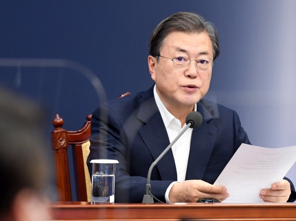 문재인 대통령이 30일 오후 청와대 여민관에서 열린 수석?보좌관 회의에서 모두발언을 하고 있다. 2020. 11. 30 도준석 기자pado@seoul.co.kr