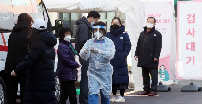 시민들이 1일 서울 중구 국립중앙의료원에 마련된 선별진료소에서 신종 코로나바이러스 감염증(코로나19) 검사를 받기 위해 대기하고 있다. 이날 신규 확진자가 30일 0시 기준 451명 발생했다. 최근 581명을 단기 고점으로 나흘째 감소하다 소폭 반등한 양상이다. 2020.12.1 뉴스1