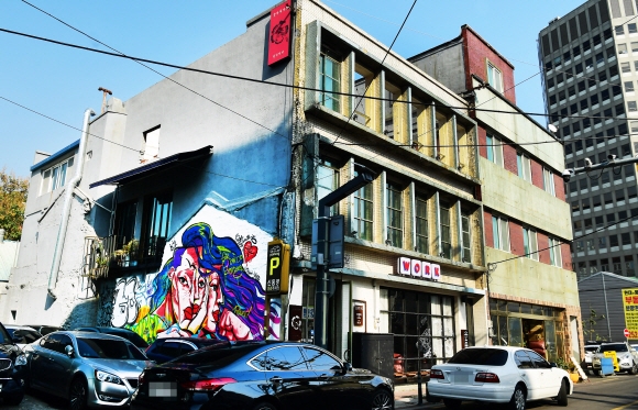 ‘꽃자리 다방’은 이름도, 건물도 옛날 그대로 남아 있다.