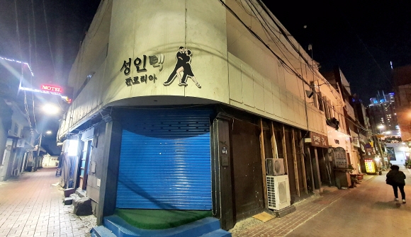 어르신들의 성지 ‘판코리아 성인텍’. 골목 오른쪽은 젊은이들이 즐겨 찾는 공간이다.