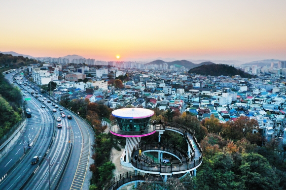 대구 도심의 해넘이 장면이 일품인 ‘앞산 해넘이 전망대’.