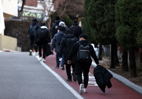 2021학년도 대학수학능력시험(수능)이 실시된 3일 오전 서울 종로구 동성고등학교에 마련된 고사장으로 수험생들이 들어가고 있다. 2020.12.3 연합뉴스