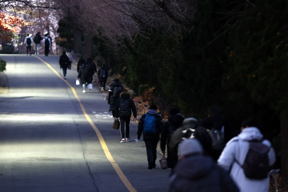2021학년도 대학수학능력시험일인 3일 오전 수험생들이 서울 강남구 경기고등학교 고사장으로 들어가고 있다. 2020.12.3 연합뉴스