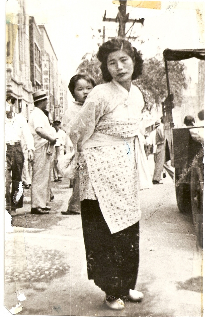 딸을 업고 영화를 촬영한 박남옥 감독의 모습. 국립극장·이경주 제공