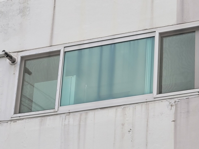지난 2일 찾아간 전남 여수 선원동의 한 아파트 3층 집 베란다 창문 너머로 양문형 냉장고 옆면이 보인다. 경찰은 지난달 27일 이 냉장고에서 오래된 쌍둥이 남아의 시신을 찾았다. 서울신문이 만난 이웃 주민들은 “아파트 앞을 지날 때마다 밖에서 훤히 냉장고가 보여 마음이 불안하다”며 “얼른 치워버렸으면 좋겠다”고 입을 모았다 여수 최영권 기자 story@seoul.co.kr