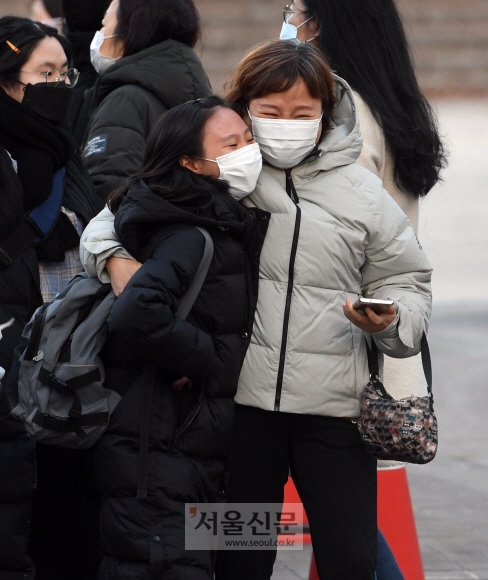 2021학년도 대학수학능력시험이 치러진 3일 시험장인 서울 중구 이화여자외국어고등학교에서 시험을 마친 한 수험생(왼쪽)이 어머니와 포옹하고 있다. 정연호 기자 tpgod@seoul.co.kr