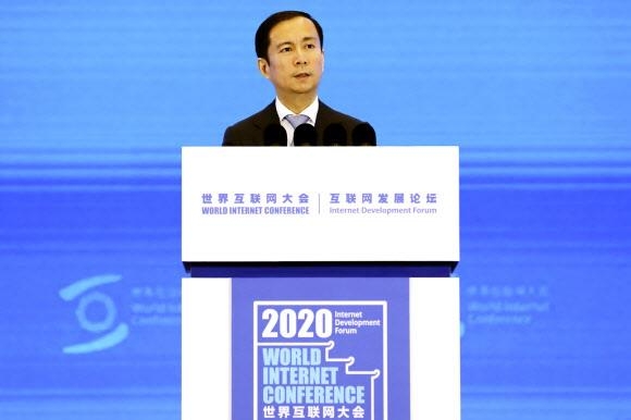 장융 알리바바그룹 최고경영자(CEO)가 지난달 23일 중국 저장성 우전에서 열린 세계 인터넷 대회·인터넷 발전 포럼에 참석해 연설하고 있다. 장 CEO는 이날 “중국 인터넷 기업이 정부의 정책 지원을 받아 글로벌 산업의 선두에 설 수 있었다”며 “인터넷 플랫폼 기업의 독점 행위를 방지하는 중국 당국의 규제는 시의적절하고 필요한 조치”라고 말했다. 우전 AP 연합뉴스