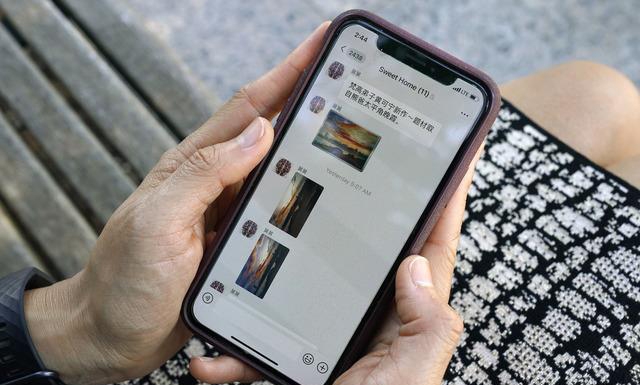 미국 워싱턴에서 한 웨이신 사용자가 웨이신 대화창을 보여 주고 있다. 워싱턴 AP 연합뉴스