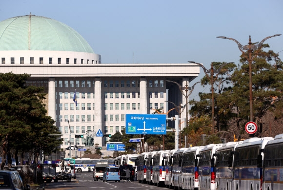 기습집회 대비해 국회 막은 차벽