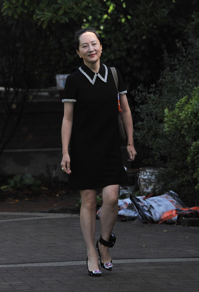 미국의 대이란 제재 위반 혐의에 연루돼 캐나다 밴쿠버에서 가택연금 상태로 재판을 받고 있는 멍완저우 중국 화웨이 부회장을 석방하는 협상이 시작됐다고 월스트리트저널이 3일(현지시간) 보도했다. 사진은 지난해 9월 전자발찌를 찬 채 법정에 출두하는 멍완저우 부회장의 모습. 서울신문 DB