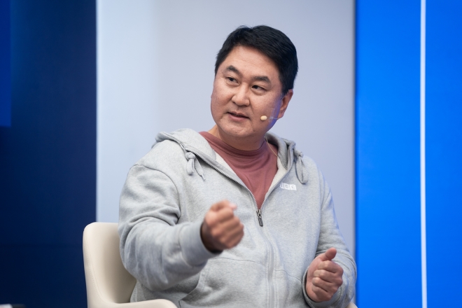 이석우 두나무 대표가 지난달 30일 온라인으로 진행된 블록체인 콘퍼런스 ‘UDC 2020’ 개막일에 등장해 우리 사회가 내년에 주목해야 할 블록체인 주요 이슈에 대해 화두를 던지고 있다. 두나무 제공