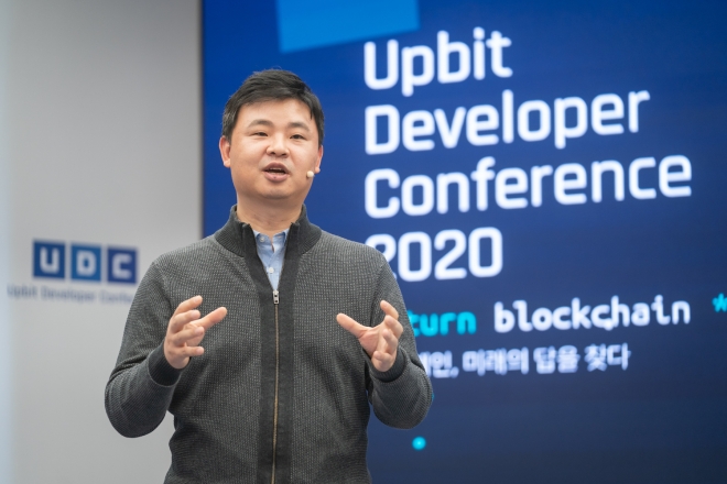 이홍규 언체인 대표가 지난 1일 온라인으로 진행된 블록체인 콘퍼런스 ‘UDC 2020’ 둘째날 중앙은행 디지털화폐(CBDC)를 둘러싼 각국 중앙은행의 움직임과 향후 활용 가능성에 대해 설명하고 있다. 두나무 제공