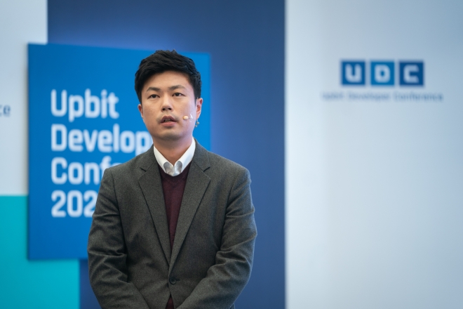유주용 DXM 최고전략책임자(CSO)가 지난 2일 온라인으로 진행된 블록체인 콘퍼런스 ‘UDC 2020’ 셋째날 탈중앙화 금융(디파이)의 개념과 이것이 어떻게 발전할 수 있을지에 대해 이야기하고 있다. 두나무 제공