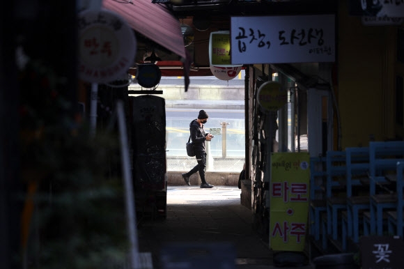 불 꺼진 이태원 간판들