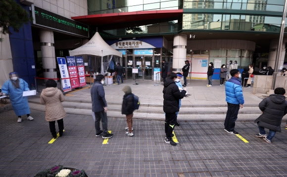 선별진료소 오늘도 긴 줄