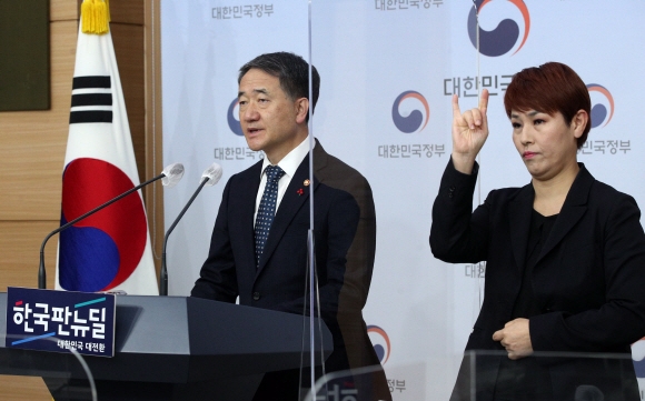 박능후 보건복지부 장관이 8일 서울 종로구 정부서울청사 별관에서 코로나19 백신 도입 계획 브리핑을 하고 있다. 2020. 12. 8 오장환 기자5zzang@seoul.co.kr