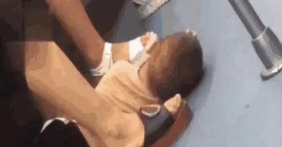 “3세 아이가 지하철 바닥에…” 핸드폰만 보는 中엄마/웨이보 캡처