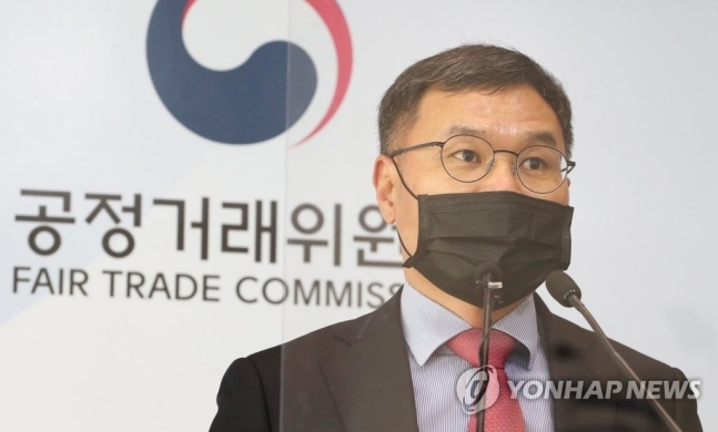 성경제 공정거래위원회 기업집단정책과장이 9일 오전 세종시 정부세종청사에서 2020년 공시대상기업집단의 지배구조 현황 발표를 하고 있다. 연합뉴스.