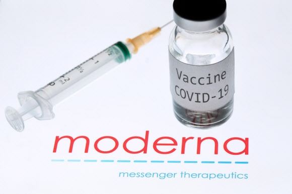 미국 식품의약국(FDA) 전문가 패널이 안전하고 효과도 95%에 이른다고 15일(이하 현지시간) 결론을 내린 미국 제약사 모더나가 코로나19 백신으로 개발한 후보물질이 지난달 18일 주사기와 병에 담겨 있다. AFP 자료사진 연합뉴스