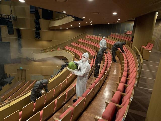 공연장은 대표적인 집합장소로 꼽히면서 코로나19 확산과 함께 열고 닫기를 반복해야 했다. 출연진 확진 소식은 전해졌지만 관객 감염 사례는 공식적으로 알려지지 않았다. 코로나19 확산을 막기 위해 공연장들은 매주 2~3차례 공연장을 소독하고 있다. 예술의전당 제공