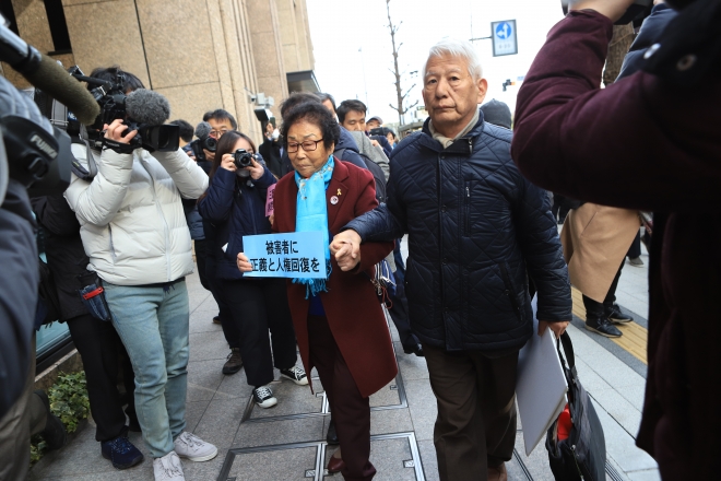 지난 1월 17일 일본 지원 단체인 ‘나고야소송지원회’(나고야 미쓰비시 조선여자근로정신대 소송을 지원하는 모임의 준말)의 다카하시 마코토(오른쪽) 공동대표가 양금덕 할머니의 손을 꼭 붙잡고 미씨비시중공업 본사로 들어가고 있다. 이날 미쓰비시는 피해 할머니 측과 1시간가량 면담을 진행했다. 근로정신대 할머니와 함께하는 시민모임 제공