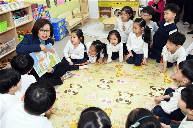 성남시는 아동친화도시를 조성해 아동의 의견이 존중되고, 아동의 상상이 실현되는 사회 만들기에 총력을 다하고 있다. 사진은 어린이집을 찾아 아이들과 시간을 보내는 은수미 성남시장. 성남시 제공