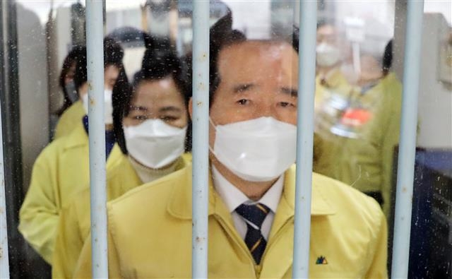 정세균 국무총리가 2일 서울 송파구 동부구치소에서 추미애 법무부 장관과 신종 코로나바이러스 감염증(코로나19) 현장 점검을 하고 있다. 2021.1.2 뉴스1