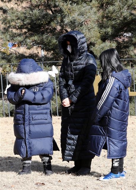 이영애, 쌍둥이 자녀들과 정인이 묘소 찾아 추모