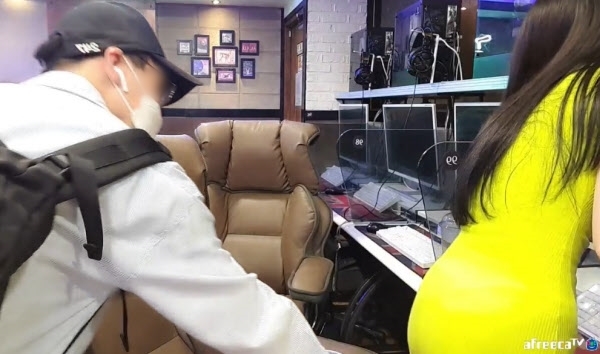 여성BJ 치마 속 불법 촬영 20대 구속/아프리카TV 캡처