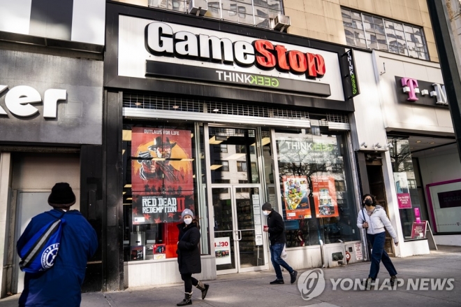미국 개인 투자자들이 공매도 세력과 일전을 벌이며 사들였던 자산 가격이 줄줄이 폭락했다. 사진은 미 뉴욕시 맨해튼 지역의 유니언 광장 인근에 위치한 ‘주가 광풍의 주역’ 게임스톱의 매장. 연합뉴스
