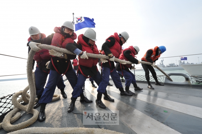 홋줄작업을 하는 해군 병사들. 해군 제공