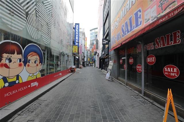 여전히 한산한 명동