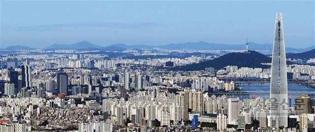 한국부동산원이 발표한 2월 첫째 주 아파트값 동향조사에 따르면 서울 아파트값 상승률은 지난 1일 기준 0.10%로 지난해 7월 첫째 주(0.11%) 이후 7개월 만에 최고를 기록했다. 사진은 서울 25개 구 가운데 같은 기간 상승률이 가장 높은 송파구(0.17%)와 강남구(0.12%) 아파트 전경을 남한산성에서 바라본 모습. 박윤슬 기자 seul@seoul.co.kr
