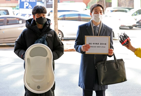 집단 소송 나선 물빠짐 아기욕조 피해자들