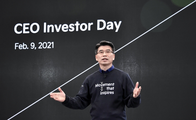 송호성 기아차 사장이 9일 온라인으로 열린 ‘최고경영자(CEO) 인베스터 데이’ 행사에서 기아의 중장기 전기차 전략과 재무·투자 전략을 발표하고 있다. 기아 제공