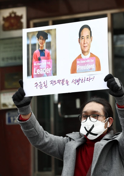 지난 1일 미얀마 군부의 쿠데타 이후 국내에서도 민주화를 요구하는 시위가 거세지고 있다. 한국에 거주하는 미얀마 청년들도 지난 6일부터 4일째 군부 쿠데타로 구금된 아웅산 수치 국가고문과 윈 민 대통령의 석방을 촉구하며 거리로 나섰다. 연합뉴스