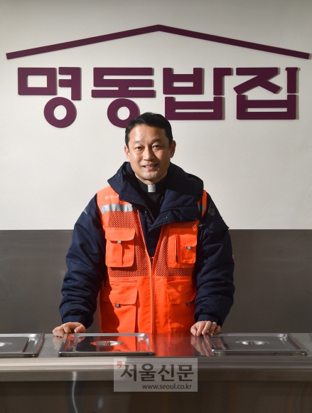 지난 3일 서울 명동 옛 계성여중고 안에 자리한 무료급식소 명동밥집에서 김정환 신부가 무료 도시락을 받으러 올 이웃들을 기다리고 있다. 김 신부는 “집밥처럼 정겹고 포근한 느낌을 안겨 주고 싶어 많은 고민 끝에 급식소 이름에 ‘밥집’을 붙였다”며 “코로나19가 완화되면 언제든지 자유롭게 와서 식사할 수 있는 동네 식당처럼 꾸려 갈 것”이라고 말했다. 박지환 기자 popocar@seoul.co.kr