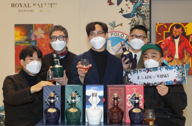 16일 오전 서울 강남구 신사동 서울옥션 강남센터에서 열린 로얄살루트 컨템포러리 아트 디지털 페스티벌 팝업 전시회에서 참여 작가들이 전시작품과 로얄살루트 위스키 제품을 소개하고 있다. 2021. 2. 16 연합뉴스