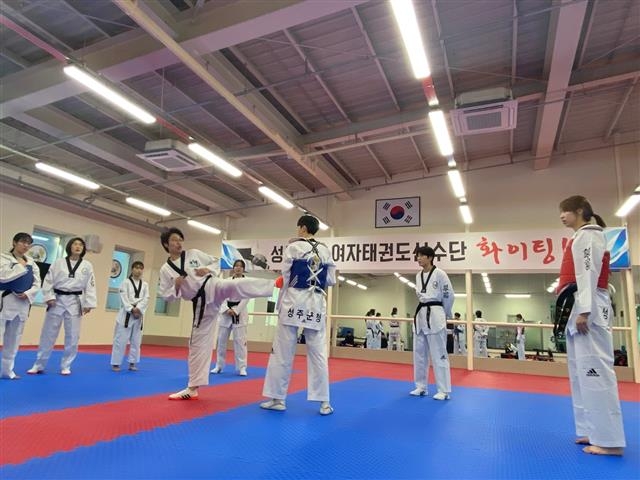박은희(왼쪽 네 번째) 경북 성주군청 여자태권도 선수단 감독이 23일 전용 훈련장에서 선수들을 지도하면서 발차기 시범을 보이고 있다. 2013년 3월 창단한 성주군청 태권도팀은 30개 실업팀 중 감독이 여성인 유일한 팀이다. 선수와 코치진 모두 여성으로 ‘여자 국군 체육부대’ ‘여자 상무팀’이라는 별명을 갖고 있다. 성주군청 제공