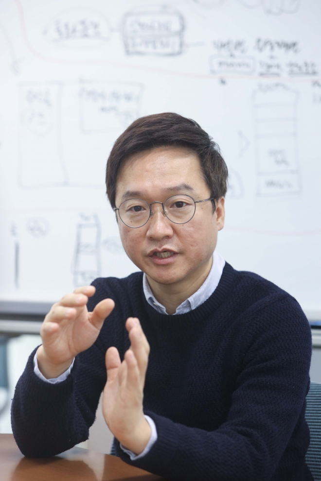 LG유플러스의 박수 고객가치혁신담당(상무)이 지난달 25일 서울 용산구 LG유플러스 본사에서 진행한 서울신문과의 인터뷰 도중 “이용자들과 신뢰를 쌓으려면 제일 중요한 것이 소통”이라며 올해 전사적으로 고객 언어 혁신 캠페인을 벌여 ‘고객과 말이 통하는 환경’을 만들겠다고 밝히고 있다. LG유플러스 제공