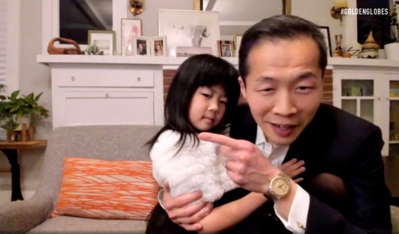 2월 28일(현지시간) 미국 로스앤젤레스 베벌리힐스에서 열린 제 78회 골든글로브 시상식에서 외국어영화상 수상작으로 선정된 ‘미나리’의 리 아이작 정(정이삭) 감독이 딸을 안은 채 화상을 통해 수상 소감을 말하고 있다. 로스앤젤레스 로이터 연합뉴스