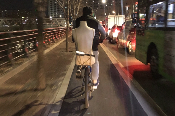 혼밥(혼자 먹는 밥), 혼술(혼자 먹는 술), 혼여(혼자 하는 여행), 혼영(혼자 보는 영화)…. 요즘 유행하는 것들은 전부 혼자 하는 것들이다. 거기다 코로나19는 사람들을 더욱 혼자 살게 만든다. 봄바람 쐬러 밤마실 나온 자전거 뒤에 외로운 라이더를 위한 마네킹이 함께 타고 있다. 정연호 기자 tpgod@seoul.co.kr