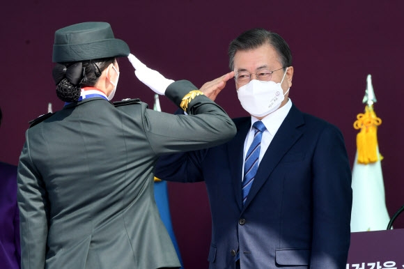 졸업생도와 경례하는 문재인 대통령