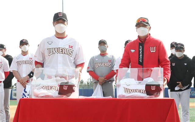 5일 오후 제주 서귀포시 강창학야구장에서 SK와이번스 이재원 선수와 김원형 감독이 유니폼 반납식을 진행하고 있다.2021.3.5/뉴스1