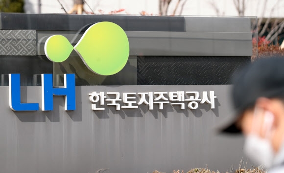 지난 3일 경남 진주시 충무공동 한국토지주택공사(LH) 본사 입구로 사람이 이동하고 있다. 연합뉴스