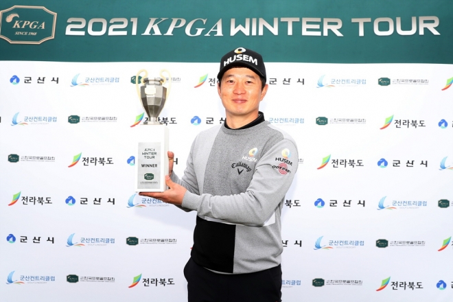 강윤석이 12일 한국프로골프(KPGA) 윈터투어 최종 5차대회에서 우승, 트로피를 들어올리고 있다. [KPGA 제공]