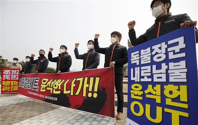 금융감독원 노조 관계자들이 15일 서울 종로구 청와대 분수대 앞에서 윤석헌 금융감독원장 해임 및 청와대 민정수석실 감찰을 촉구하는 기자회견을 열고 있다. 뉴스1