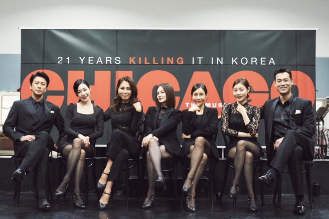 뮤지컬 ‘시카고’에 출연하는 배우들이 18일 온라인 연습실 공개 및 인터뷰를 가진 뒤 기념촬영하고 있다. 신시컴퍼니 제공