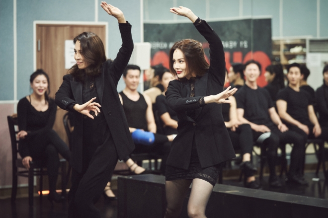 뮤지컬 ‘시카고’에서 여러 시즌에서 벨마 켈리와 록시 하트를 연기한 배우 최정원(왼쪽)과 아이비. 신시컴퍼니 제공